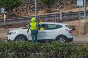  Encomiable servicio de auxilio de una patrulla de la Guardia Civil de Tráfico en Telde/Reportaje Antonio Rico.